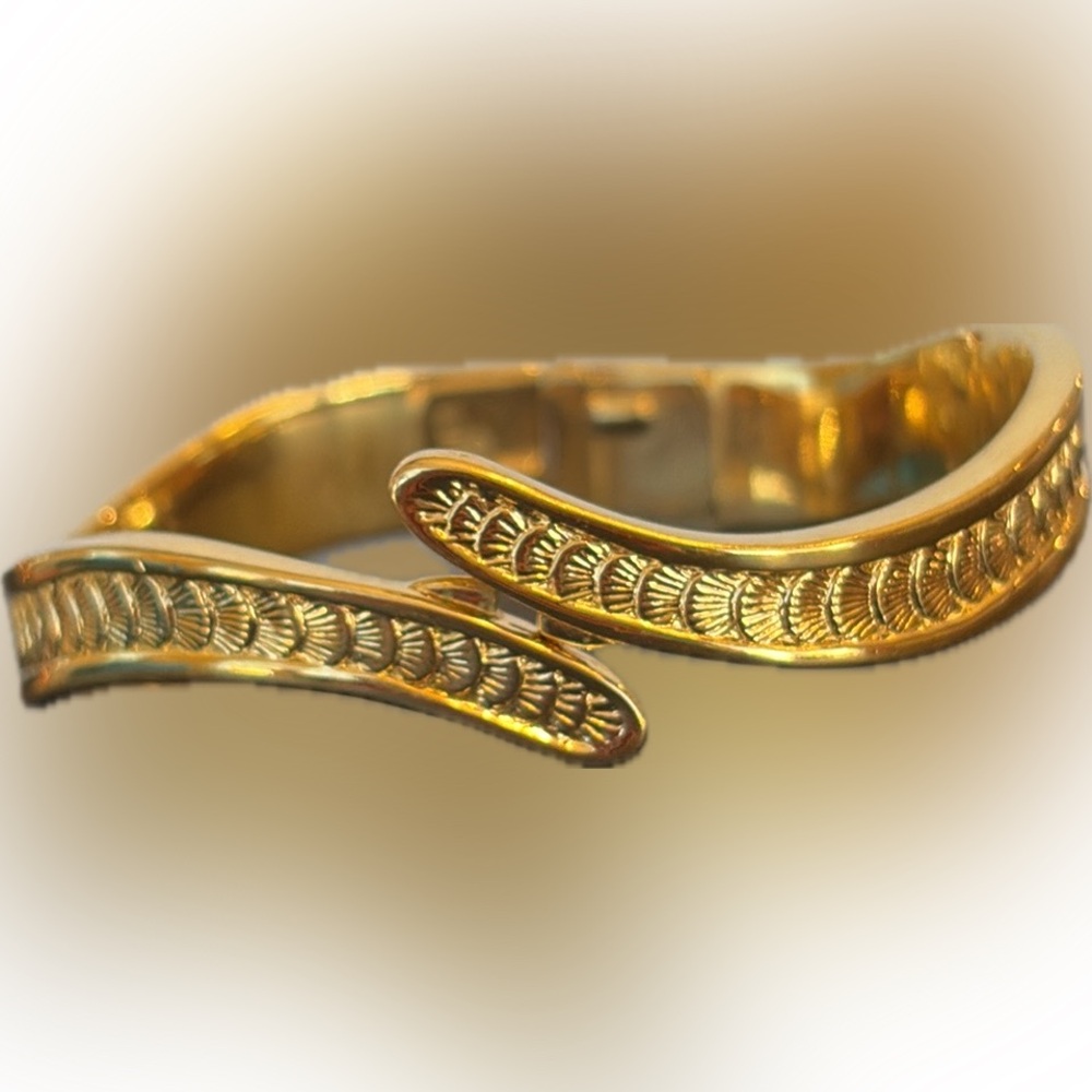 Monet Bracelet snake wrap bangle hinged vintage gold plate clamper wave seashell